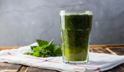 Počnite dan sokom od koprive: Recept za osvježavajući napitak pun gvožđa