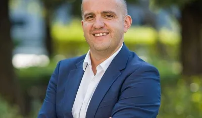 Striković: Vlada se ne može sačuvati izbjegavanjem univerzalnih tema