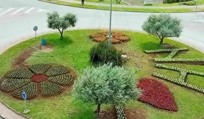 Cvјetni natpis na kružnom toku u Meljinama