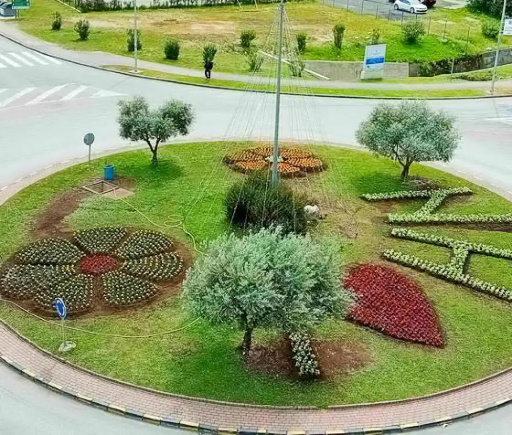 Cvјetni natpis na kružnom toku u Meljinama