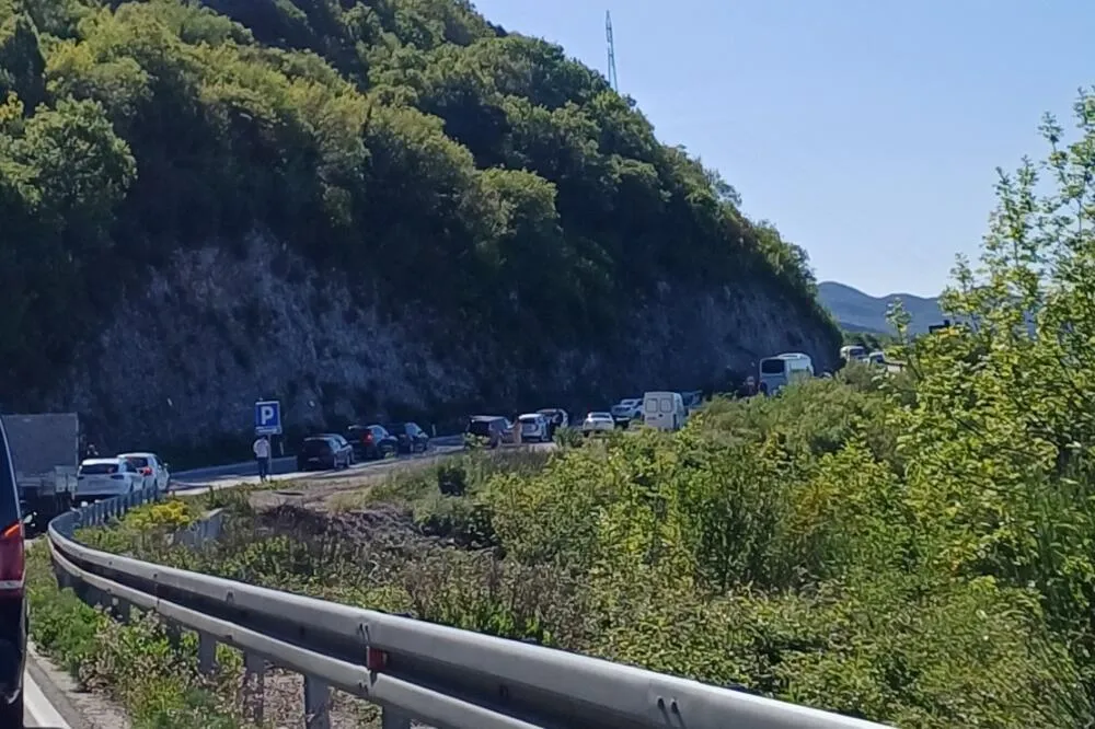 Sudar autobusa i automobila u Lapčićima kod Budve, vozač te&scaron;ko povrijeđen