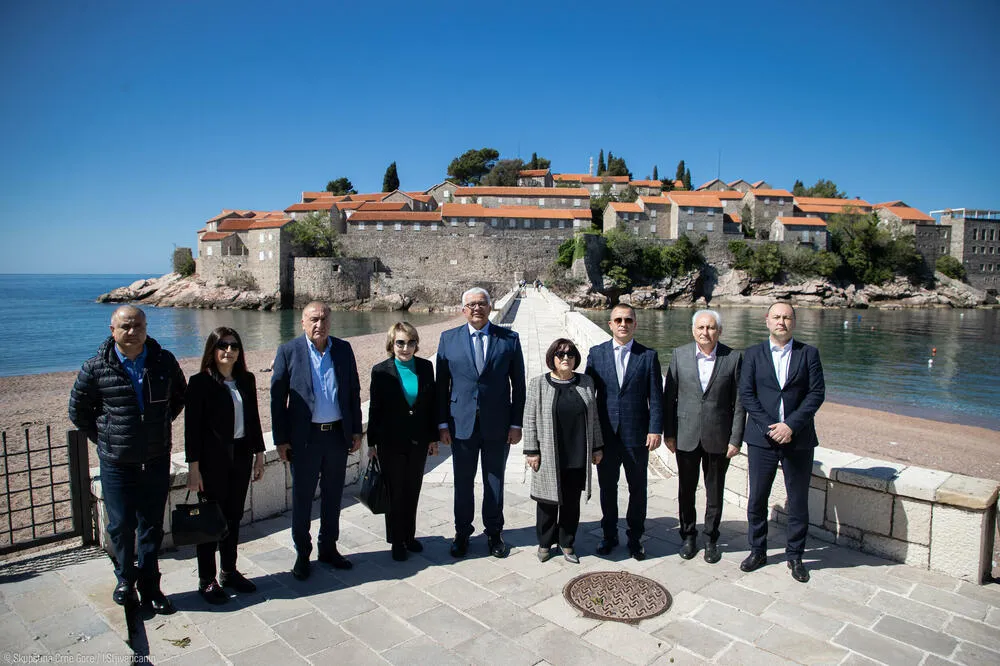 Гафарова са домаћинима из НСД на Светом Стефану