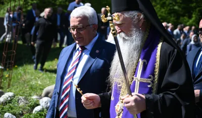(FOTO) Mandić položio vijenac na spomenik žrtvama NATO bombardovanja Murina