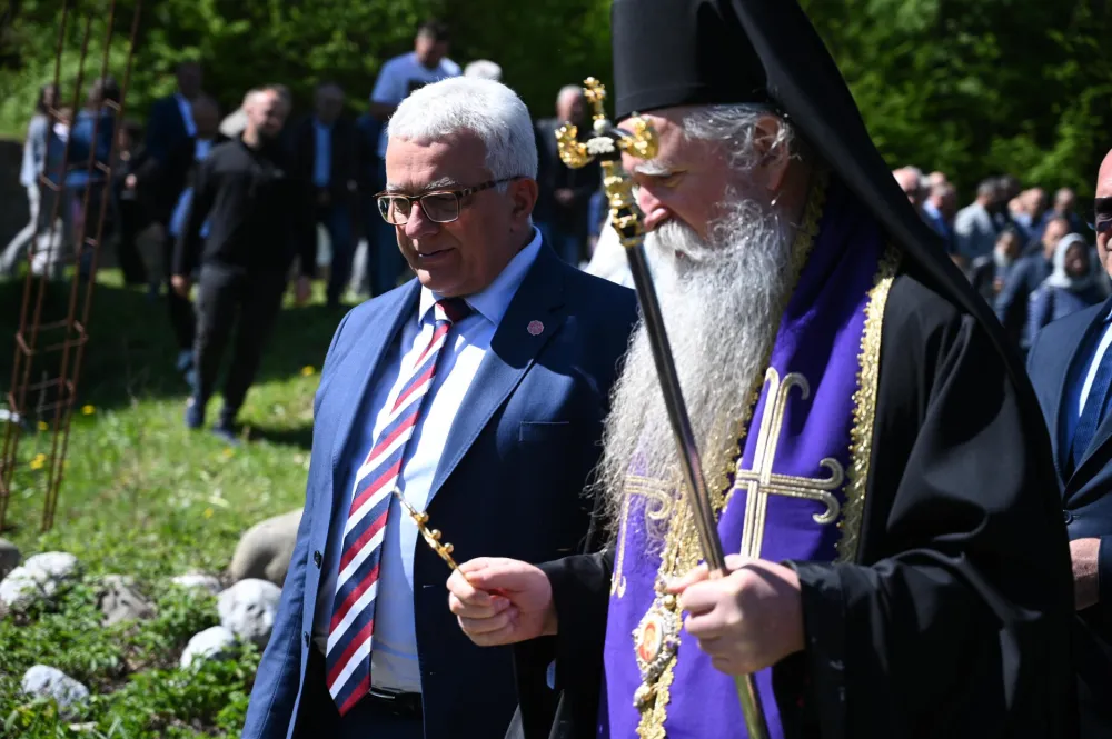 (FOTO) Mandić položio vijenac na spomenik žrtvama NATO bombardovanja Murina