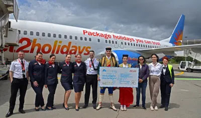 (FOTO) Jo&scaron; jedna nova linija u Tivtu: Doček za putnike iz Birmingema