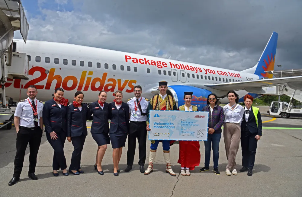 (FOTO) Jo&scaron; jedna nova linija u Tivtu: Doček za putnike iz Birmingema