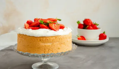 Brza torta sa jagodama i keksom