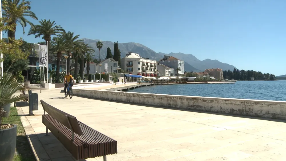 U Tivtu zabranjena &scaron;etnja u kupaćim kostimama po gradu, kazne do 1.000 eura