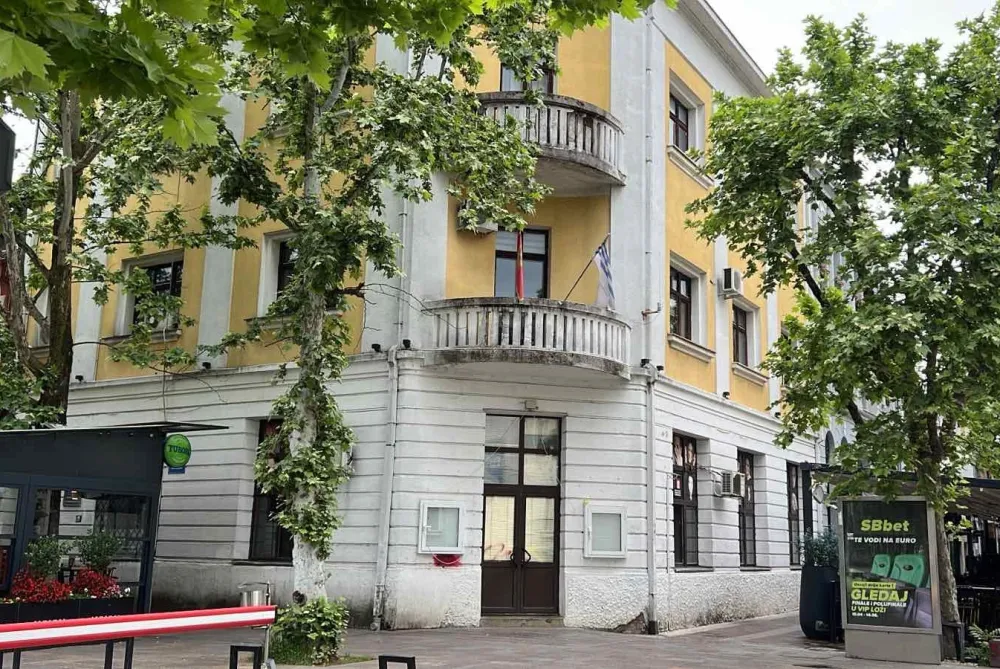 Enormna potro&scaron;nja vode u zgradi gradske ustanove: Na vodomјer Dјečјeg saveza i ciјev koјa ide kroz prozor