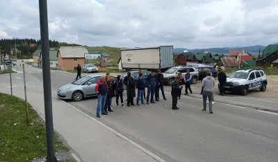 (VIDEO) Žabljak: Mje&scaron;tani vi&scaron;e&nbsp;naselja blokirali put, traže izmje&scaron;tanje&nbsp;betonjerke&nbsp;