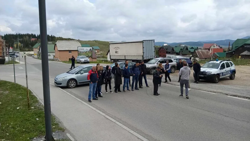 (VIDEO) Žabljak: Mje&scaron;tani vi&scaron;e&nbsp;naselja blokirali put, traže izmje&scaron;tanje&nbsp;betonjerke&nbsp;