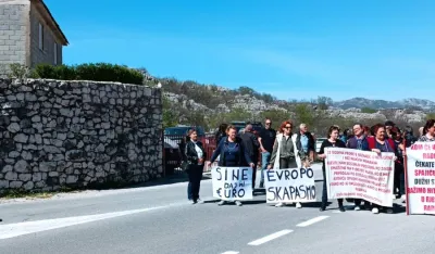 Biv&scaron;i radnici Ko&scaron;ute i danas blokiraju put Cetinje-Podgorica