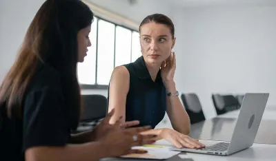 Tri rana znaka upozorenja na demenciju koja možete otkriti dok ljudi govore