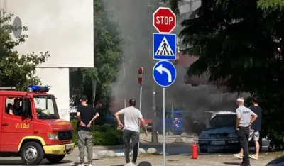 Požaru u centru Bara, gorjelo vozilo