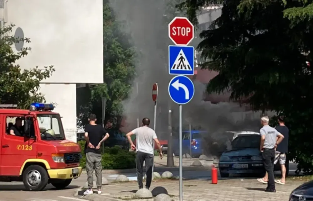 Požaru u centru Bara, gorjelo vozilo