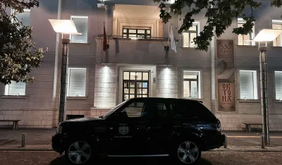 (FOTO) Nepropisno parkiran službeni automobil Glavnog grada