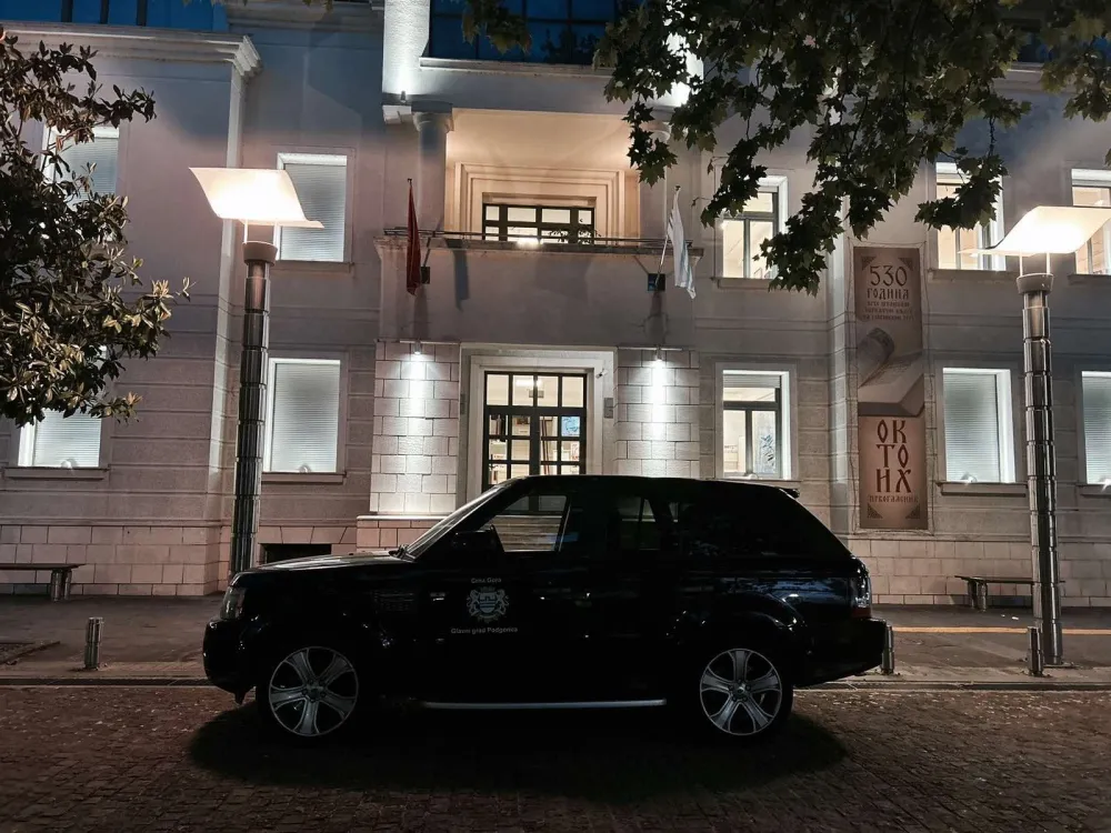 (FOTO) Nepropisno parkiran službeni automobil Glavnog grada