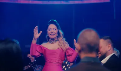 Neda Ukraden predstavila novu baladu "Živi se i umire za ljubav"