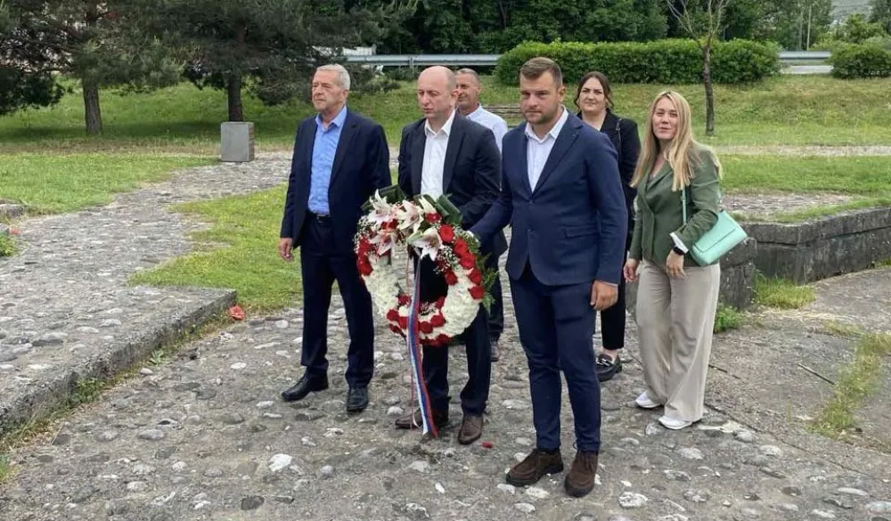Delegacija DNP-a položila vijenac na spomenik poginulim borcima NOB-a u Anovima