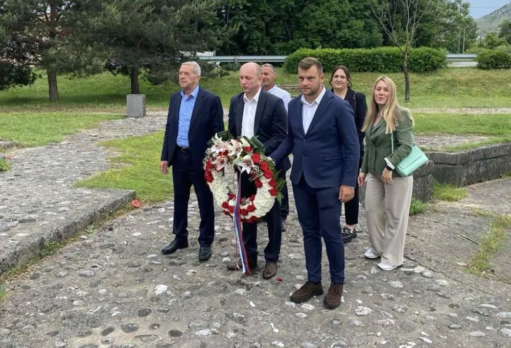 Delegacija DNP-a položila vijenac na spomenik poginulim borcima NOB-a u Anovima