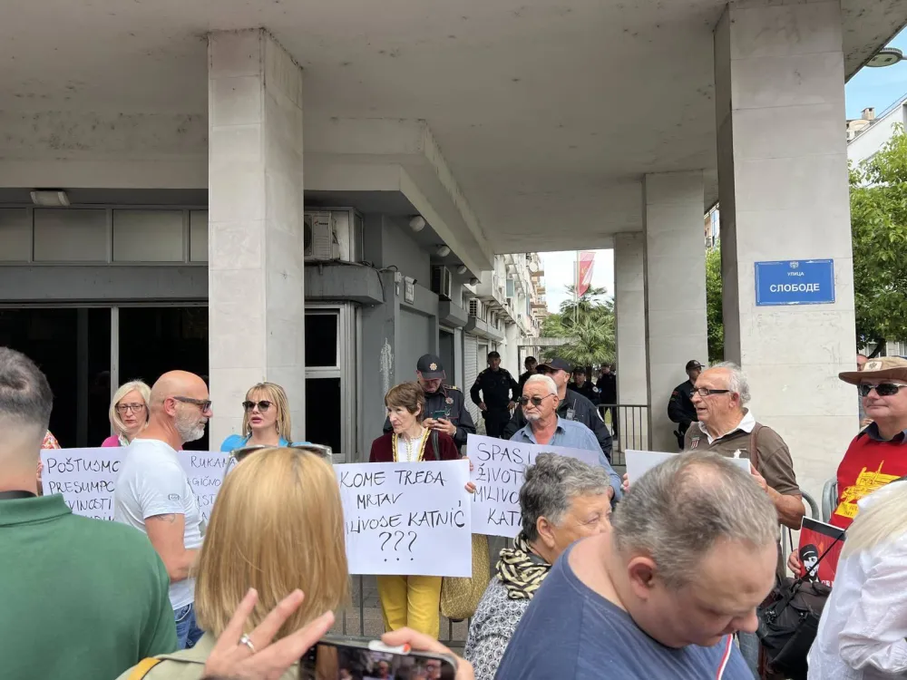 Sa protesta podr&scaron;ke Milivoju Katniću