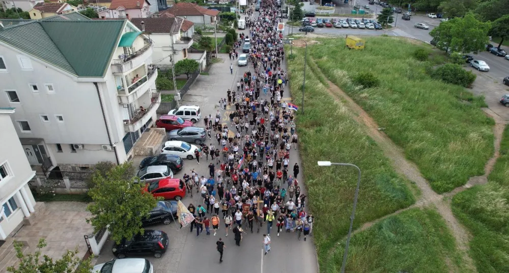 (VIDEO) Hodočasnici iz Podgorice krenuli ka Ostrogu