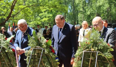 Na Grobnom polju Topole položeni vijenci i cvijeće