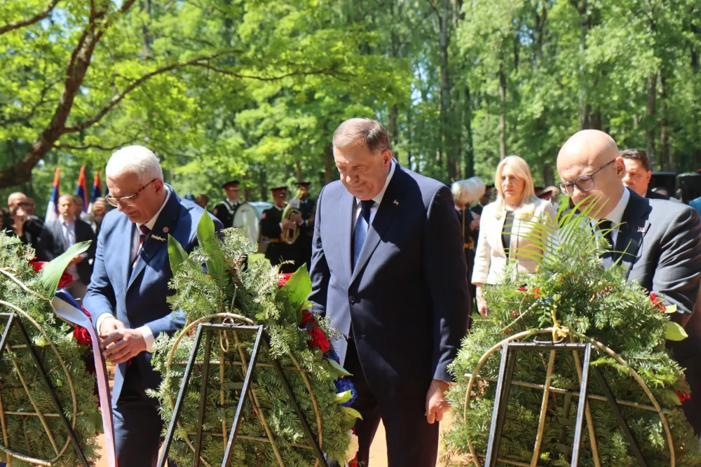 Na Grobnom polju Topole položeni vijenci i cvijeće