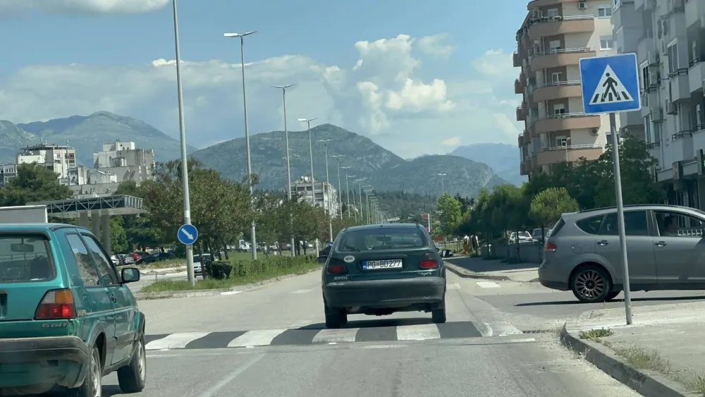   Na Bulevaru Stanka Radonjića postavljeni "ležeći policajci"