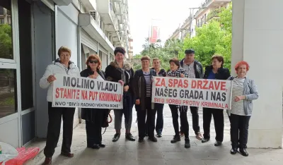 Dio radnika &bdquo;Vektre Boka&rdquo; ispred SDT-a