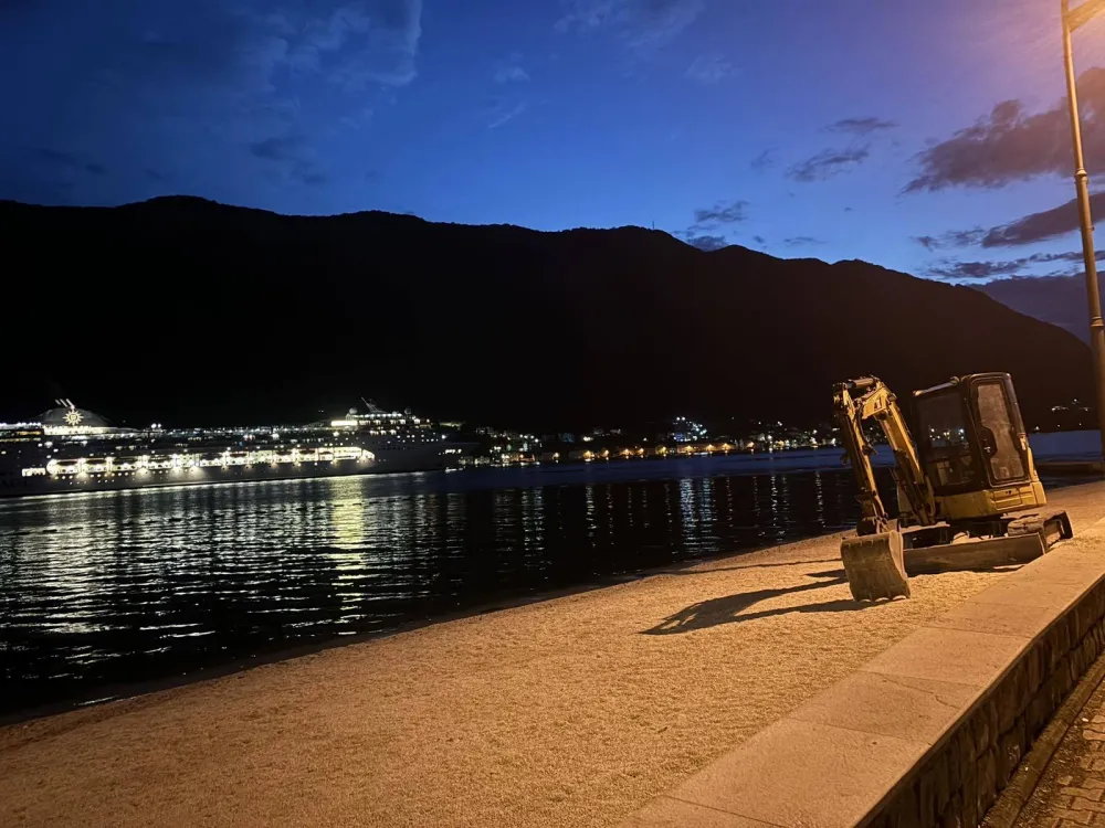 Bager na Žutoj plaži, kruzer dovodi turiste