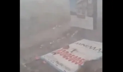 (VIDEO) Indija: Bilbord pao preko benzinske stanice, osmoro ljudi poginulo, 20 i dalje zarobljeno