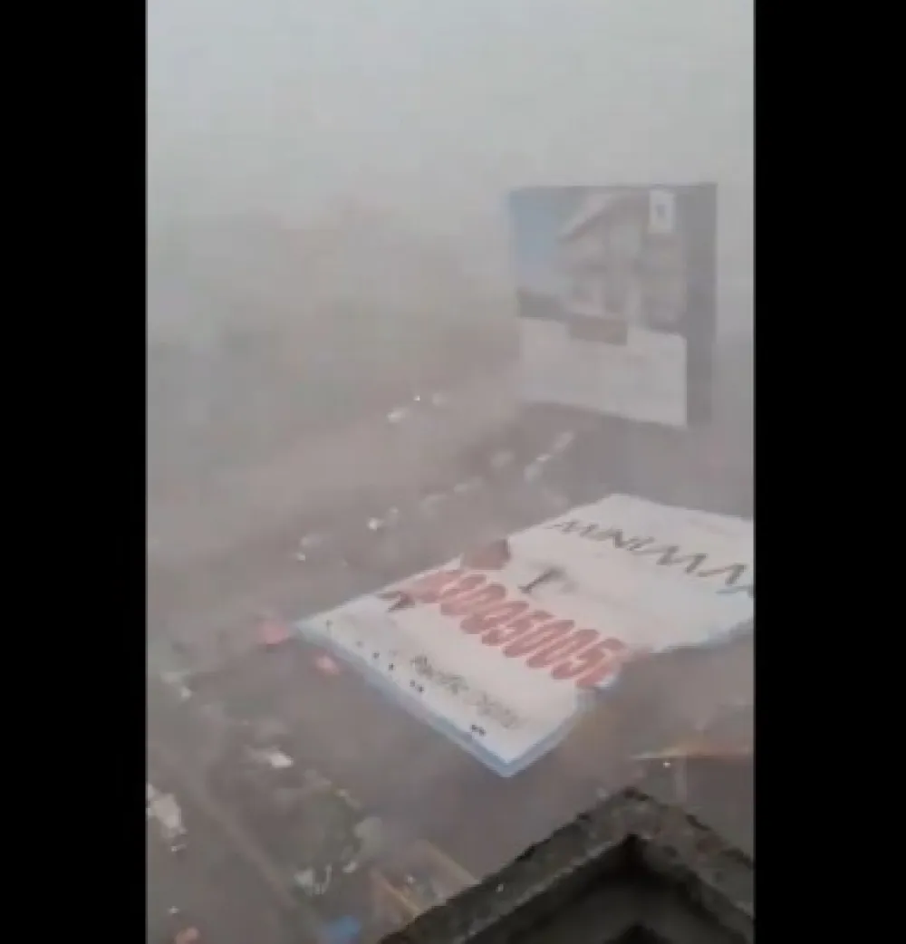(VIDEO) Indija: Bilbord pao preko benzinske stanice, osmoro ljudi poginulo, 20 i dalje zarobljeno