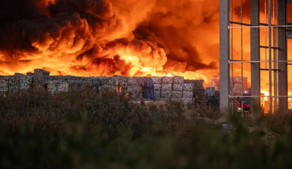 (VIDEO) Veliki požar u marini u Hrvatskoj: Izgorela 22 plovila