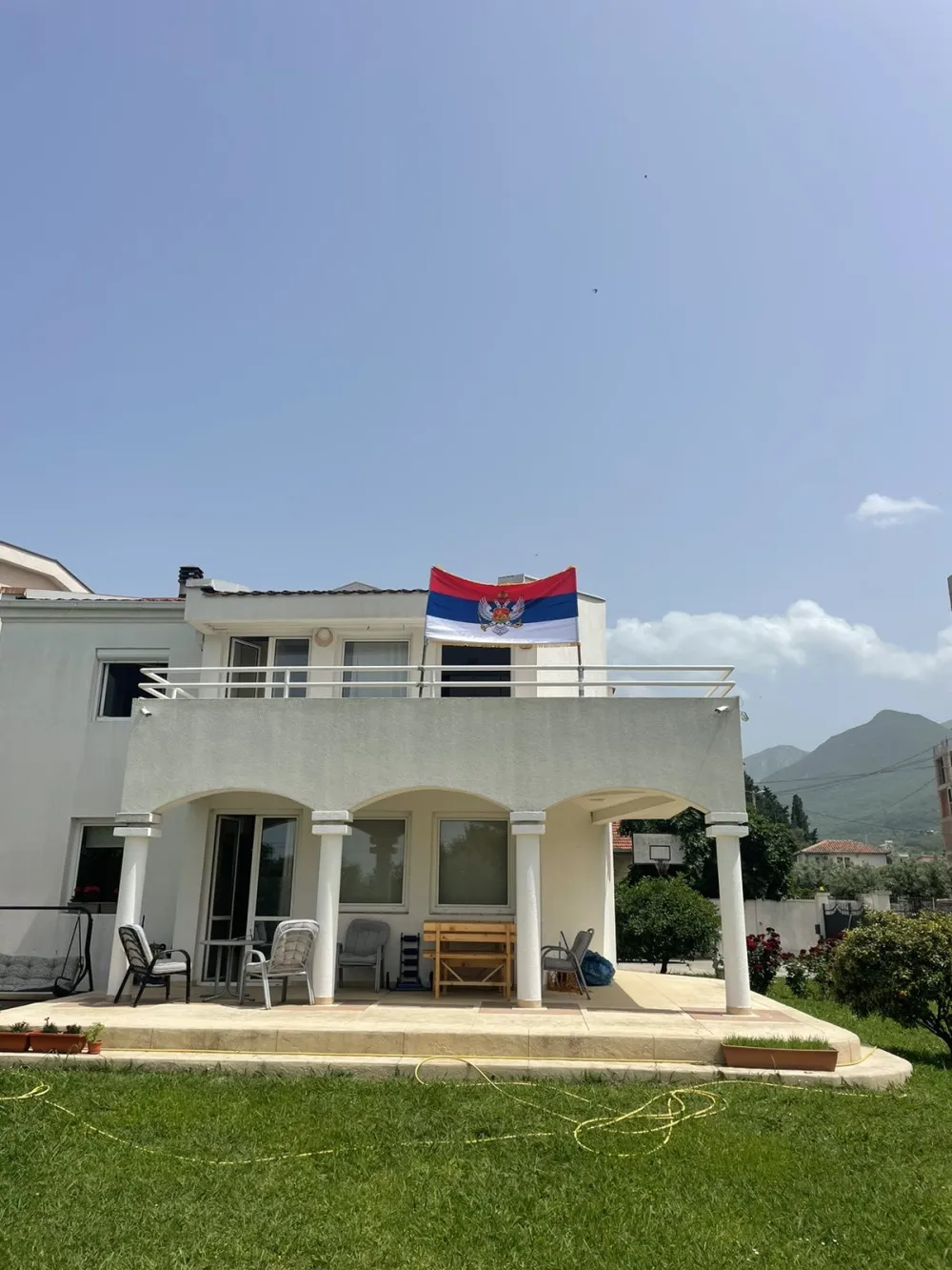 Trobojka na kući Dejana Đurovića