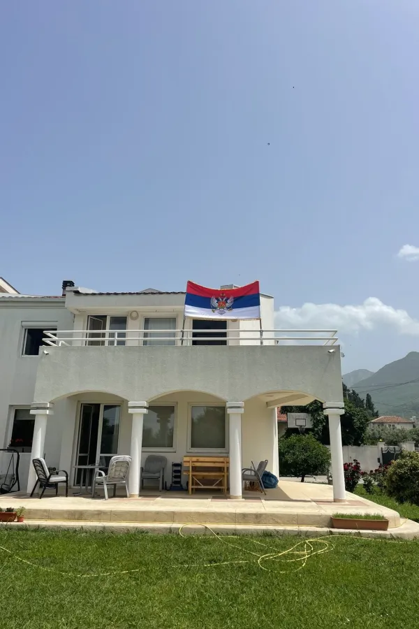 Trobojka na kući Dejana Đurovića