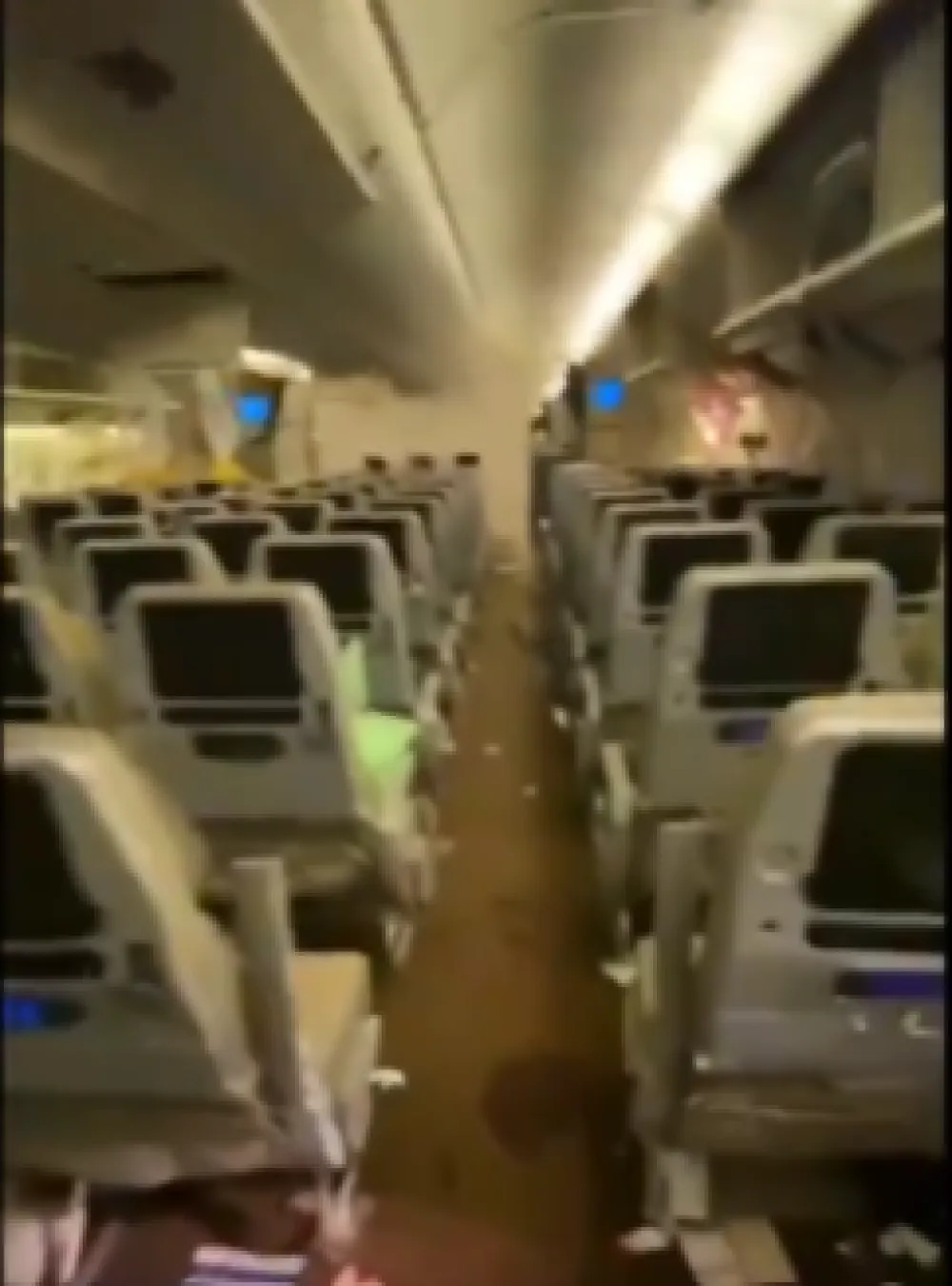 (VIDEO) Avion Singapur erlajnsa upao u oluju, preminuo putnik