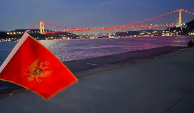 Most u Istanbulu u bojama crnogorske zastave
