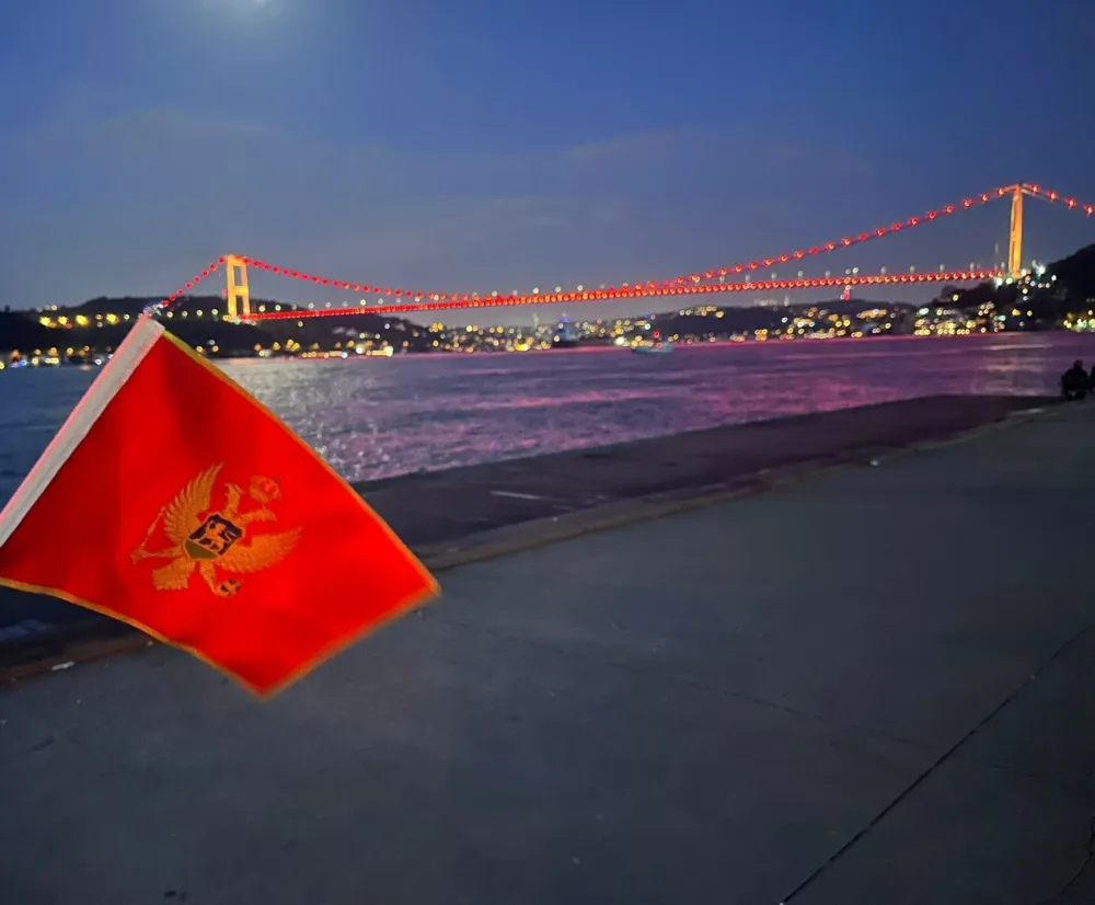 Most u Istanbulu u bojama crnogorske zastave