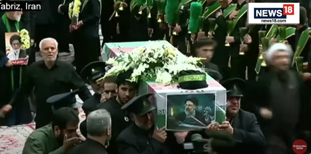 (VIDEO) Iranski vrhovni vođa predvodio pogrebnu povorku povodom pogibije predsjednika