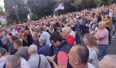 I danas okupljanje ispred Vlade zbog rezolucije o Srebrenici: Policija snima protest i zatvara saobraćajnice