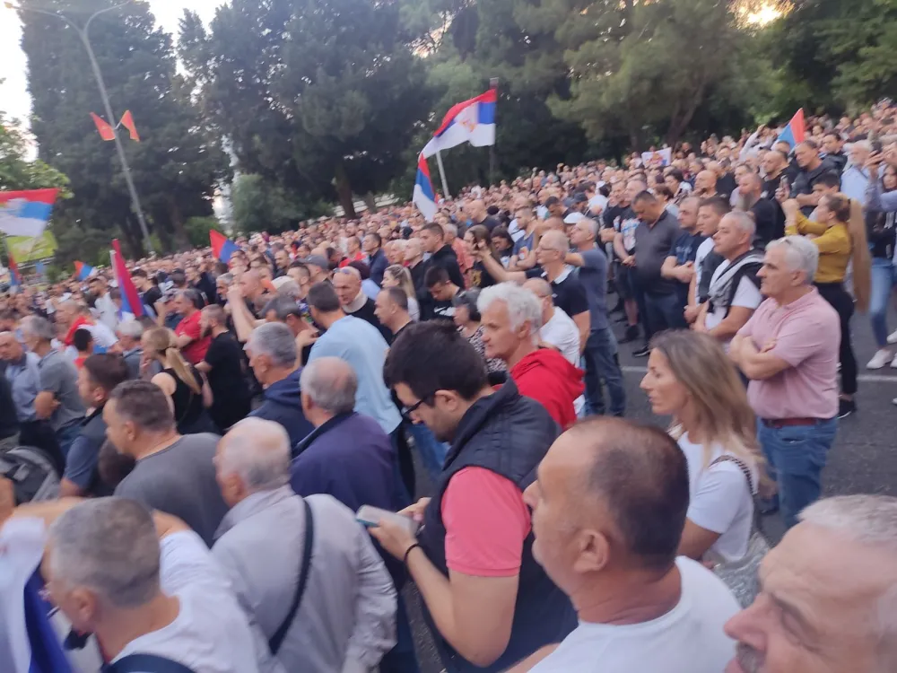 I danas okupljanje ispred Vlade zbog rezolucije o Srebrenici: Policija snima protest i zatvara saobraćajnice