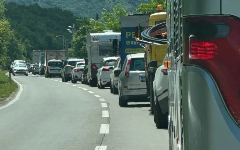Zbog saobraćajne nezgode u Lastvi Grbaljskoj ogromne kolone na putu Budva-Tivat