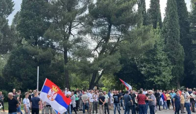(FOTO) Novi protest ispred Vlade zbog rezolucije o Srebrenici