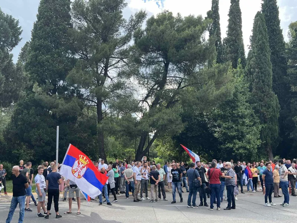 (FOTO) Novi protest ispred Vlade zbog rezolucije o Srebrenici
