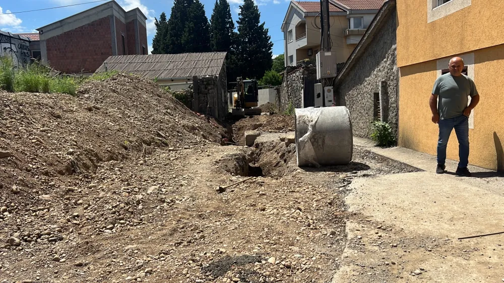 (VIDEO) U ulicama &Scaron;pira Mugo&scaron;e i Đečevića radovi sporo odmiču: Na dva gradili&scaron;ta sedam radnika
