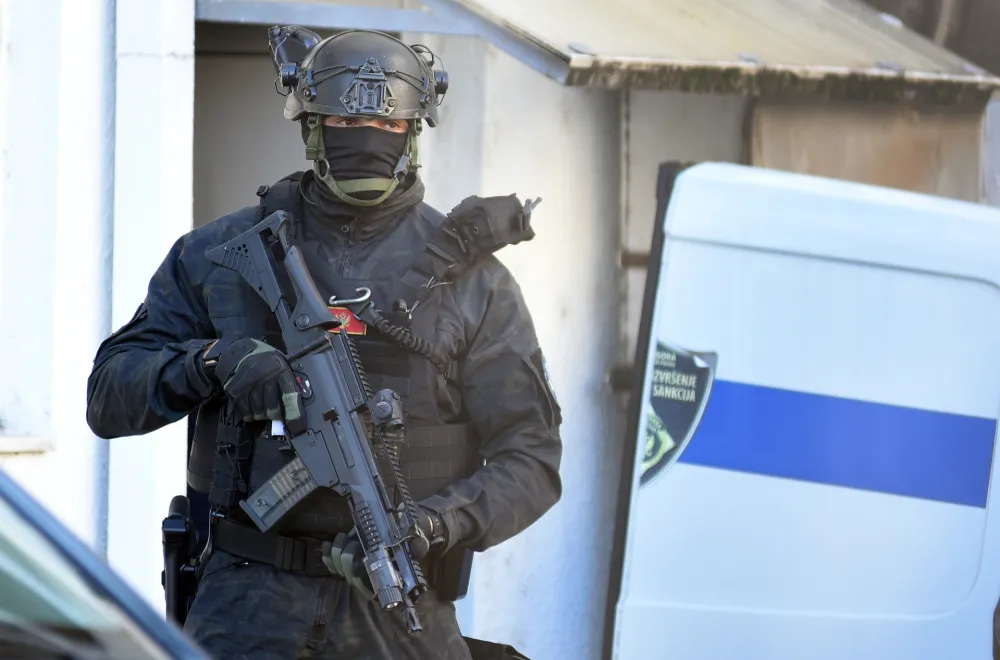 Pretresi u vi&scaron;e gradova na sjeveru, oduzeta velika količina oružja