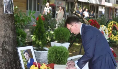 (FOTO) Zvaničnici odali počast Du&scaron;ku Jovanoviću: "Država mora da rije&scaron;i ovaj dugogodi&scaron;nji slučaj"