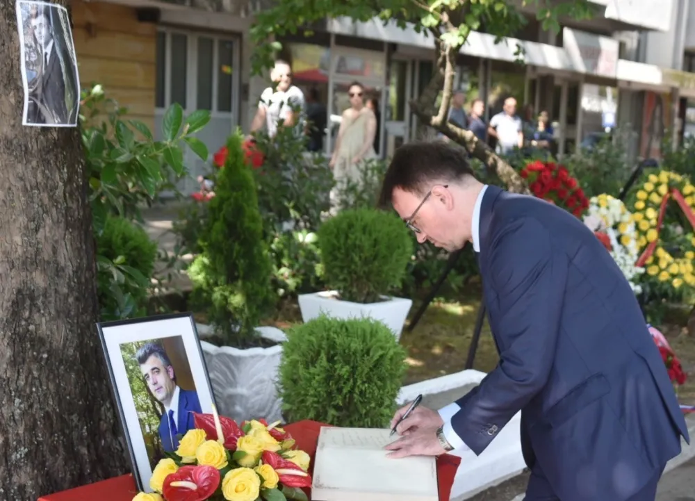(FOTO) Zvaničnici odali počast Du&scaron;ku Jovanoviću: "Država mora da rije&scaron;i ovaj dugogodi&scaron;nji slučaj"