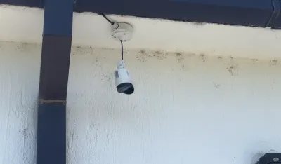 (VIDEO) Vandali uni&scaron;tili imovinu Komunalne policiјe i inspekciјe: Polomljena kamera na obјektu